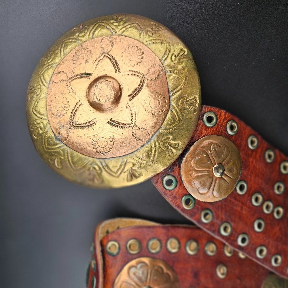 Vintage 2.5" Wide Leather Belt Copper Brass Flower Concho - Picture 3 of 9